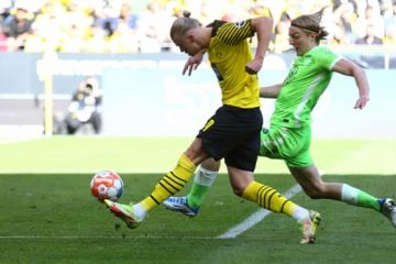 Erling Haaland ghi bàn thắng thứ 6 cho Dortmund vào lưới Wolfsburg vào tháng Tư, điều không ngừng thu hút Manchester City. Ảnh: Reuters