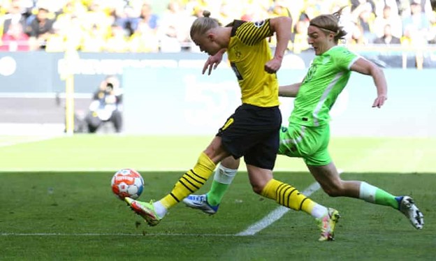 Erling Haaland ghi bàn thắng thứ 6 cho Dortmund vào lưới Wolfsburg vào tháng Tư, điều không ngừng thu hút Manchester City. Ảnh: Reuters